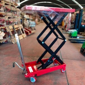 mesa de elevacion • Capacidad de 350 • Altura máxima 1.3 mts • Altura mínima 40 cm • Peso del equipo 83 kg